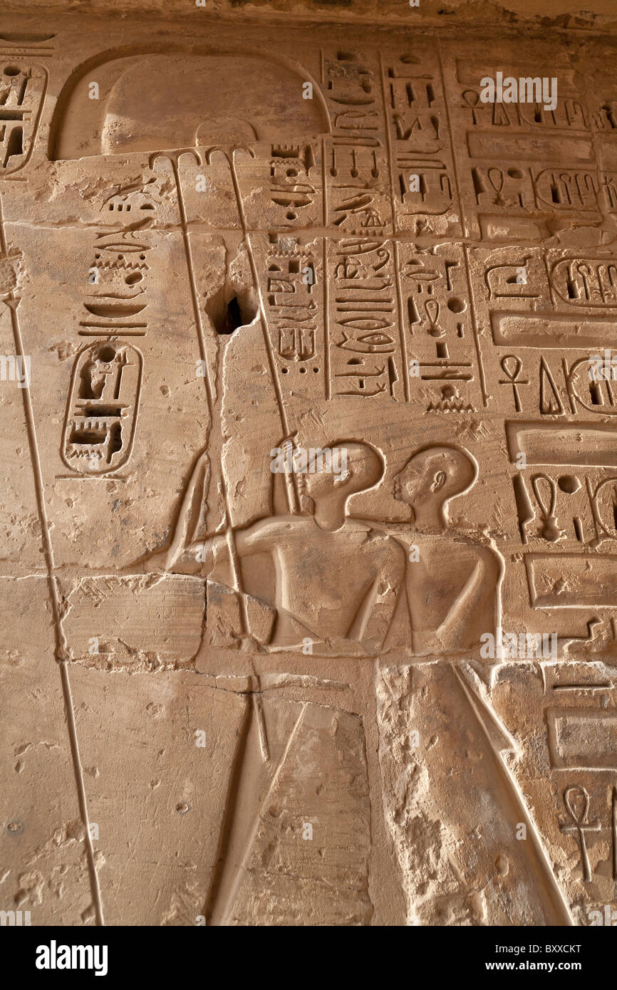 Rilievo del portacolori della ventola a Medinet Habu , tempio mortuario di Ramesse III, la riva occidentale del Nilo, Luxor, Egitto Foto Stock