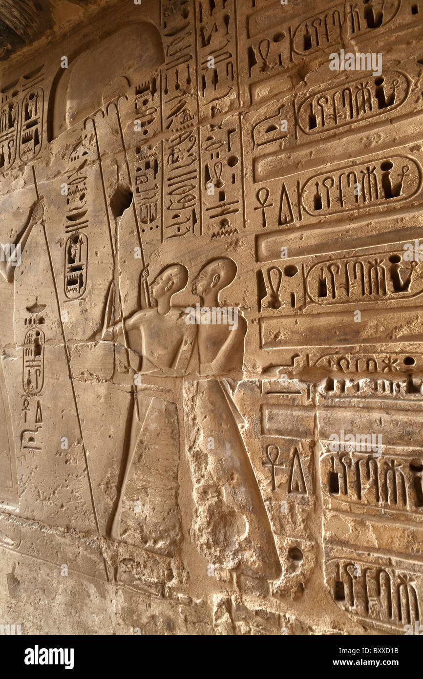 Rilievo del portacolori della ventola a Medinet Habu , tempio mortuario di Ramesse III, la riva occidentale del Nilo, Luxor, Egitto Foto Stock