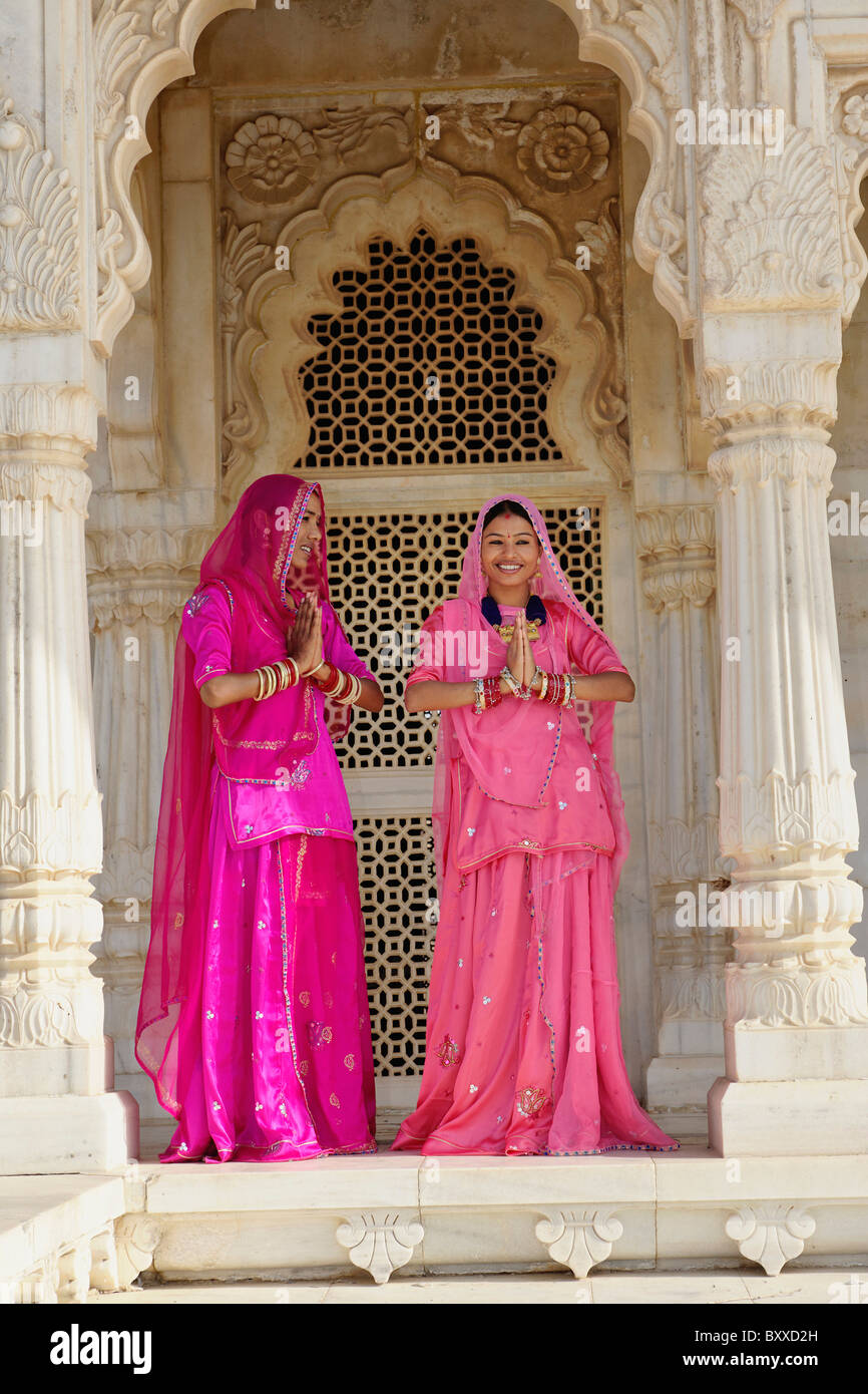 Donna indiana indossando il tradizionale sari presso il Jaswant Thada un punto di riferimento architettonico trovati in Jodhpur. Foto Stock