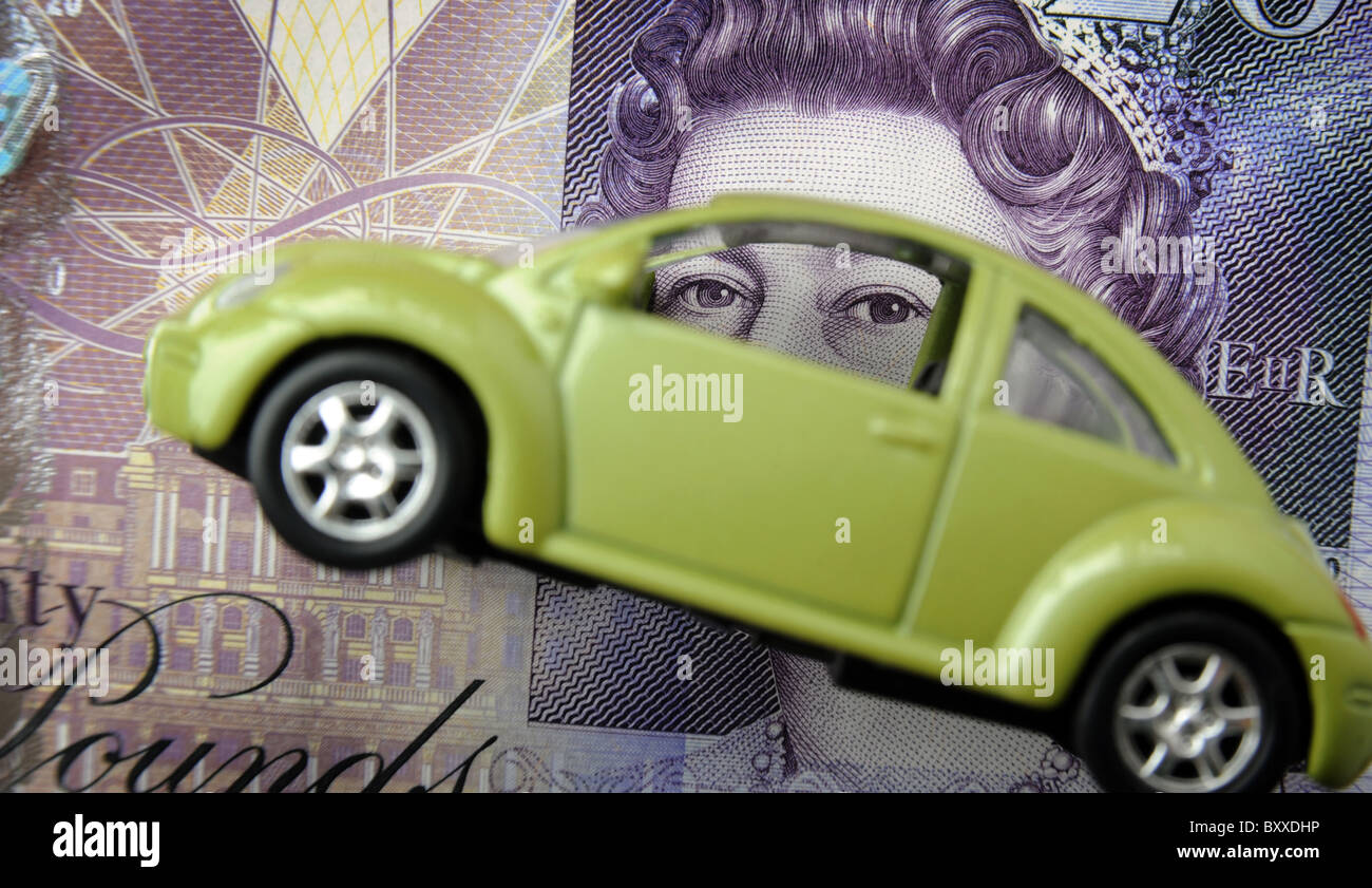 Auto con venti British Pound £ 20 nota mostra QUEENS HEAD RI MOTORING carburante eseguire la riparazione costi di assicurazione REGNO UNITO Foto Stock