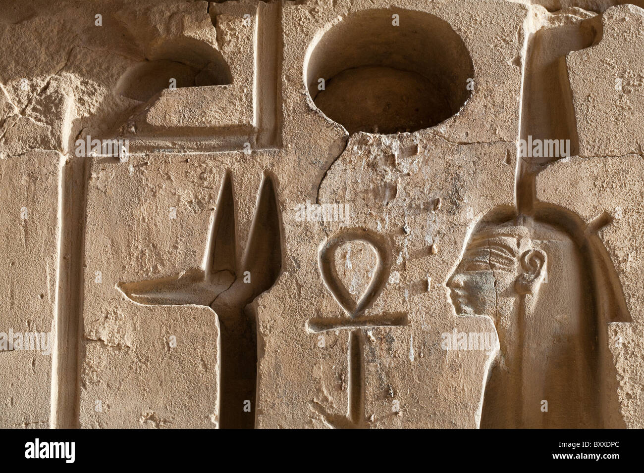 Close up di rilievo scolpite a Medinet Habu , tempio mortuario di Ramesse III, la riva occidentale del Nilo, Luxor, Egitto Foto Stock