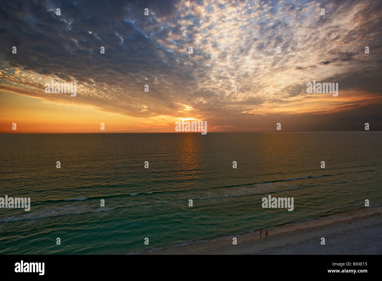 I turisti sulla spiaggia al tramonto, Fort Myers Beach, Florida Foto Stock