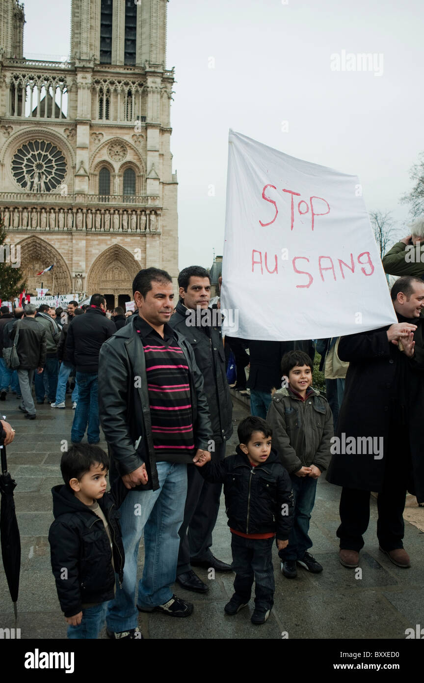 Parigi, Francia, la famiglia dei cristiani copti che manifesta nella cattedrale di Notre Dame, attacchi terroristici in Egitto, il cartello recita "Stop Blood" gli immigrati protestano, la religione nell'ATTIVISMO cristiano politicsn Foto Stock