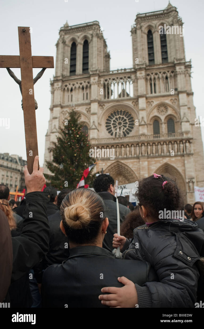 Parigi, Francia, Vista posteriore, folla di cristiani copti che manifestano nella Cattedrale di Notre Dame, lutto, attacchi terroristici in Egitto, proteste di croce ai raduni, incontro religioso, religione in politica, ATTIVISMO cristiano Foto Stock