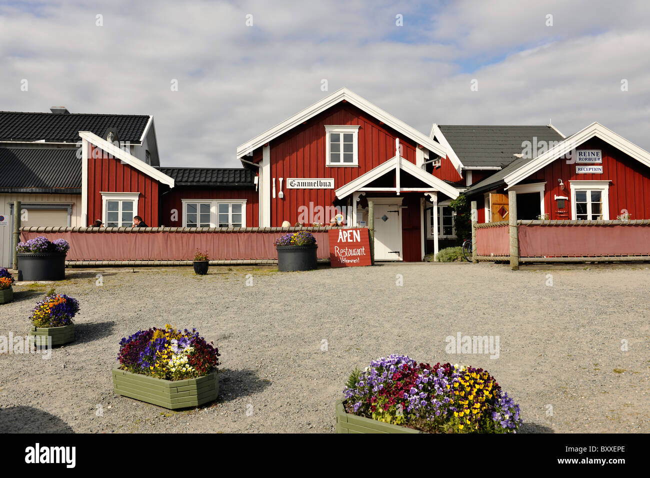 Il ristorante Gammelbua su Reine, isole Lofoten, a nord della Norvegia. Questo è stato ancora una volta il vecchio magazzino generale su Reine. Foto Stock