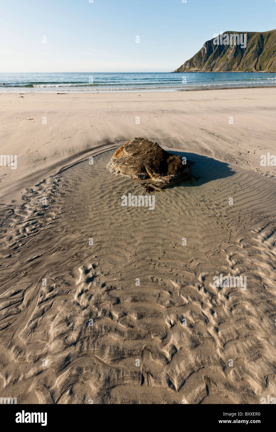 Una roccia di sabbia su una spiaggia. I modelli in sabbia. Foto Stock