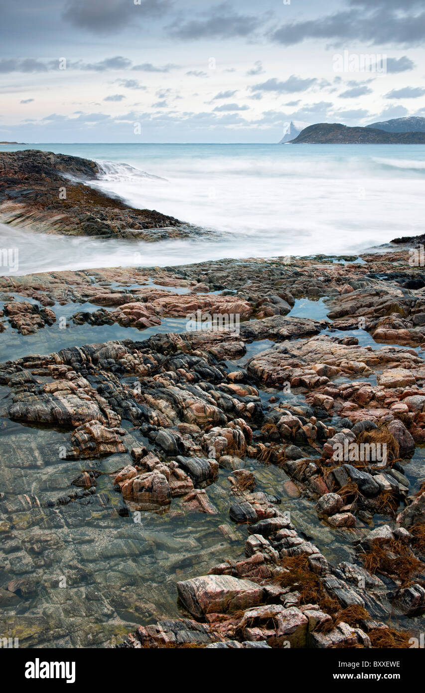 Scena costiere con onde di colpire la riva. Foto Stock
