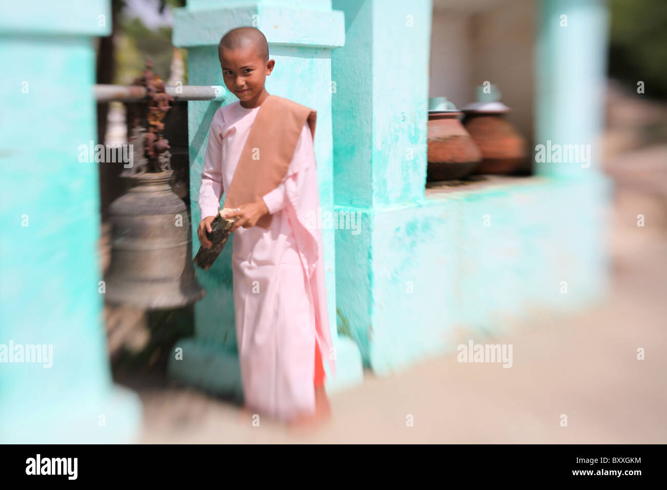 Giovane monaco novizio in posa per una foto di Bagan, Myanmar. (Birmania) Foto Stock