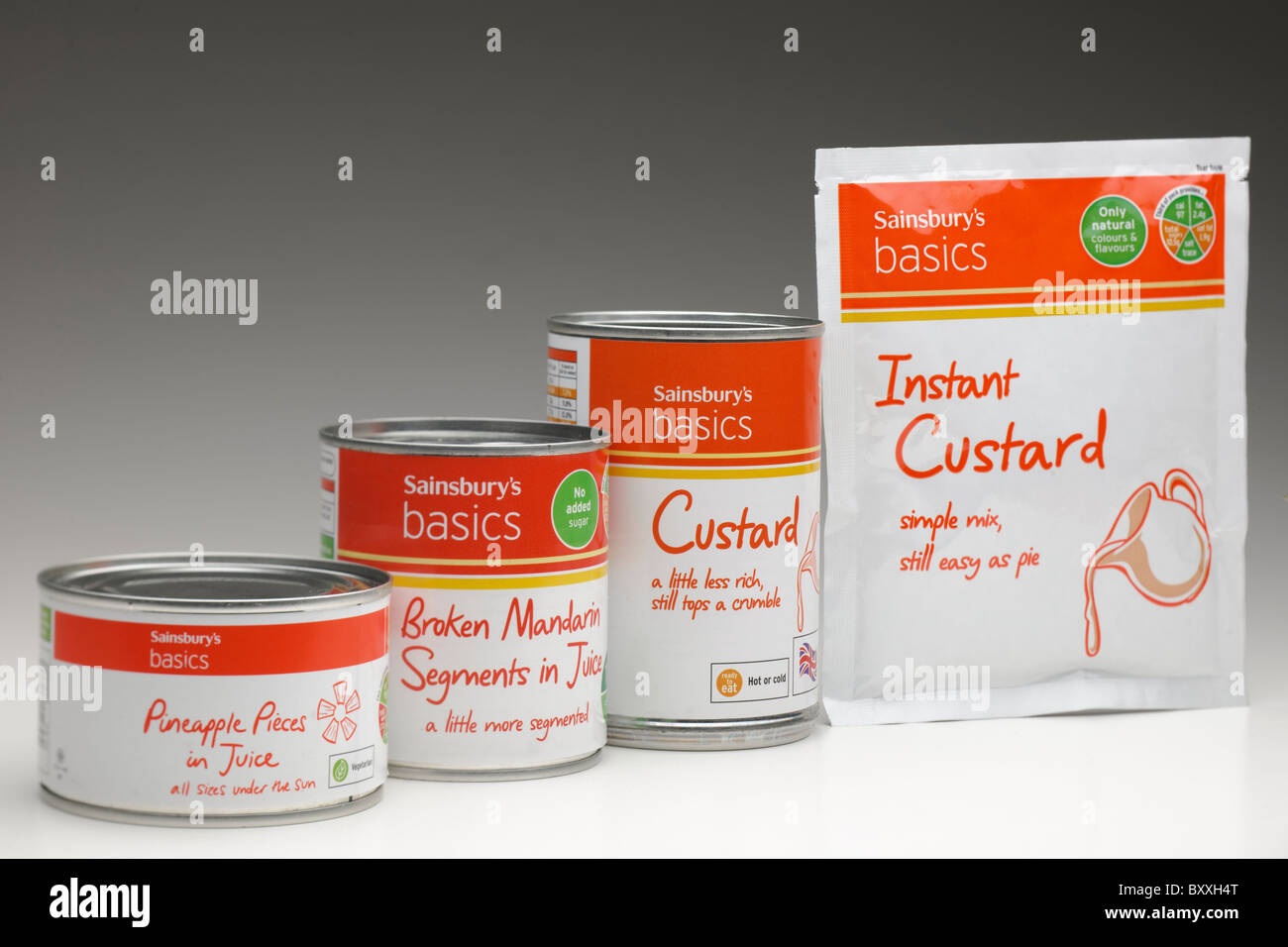 Una selezione di Sainsbury's prodotti nozioni di base Foto Stock