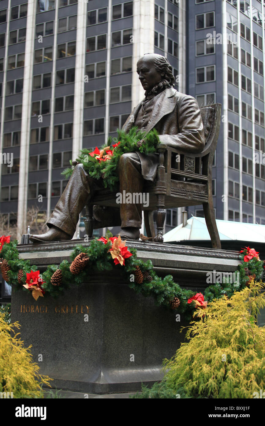 Statua di Horace Greeley fondatore del New York Tribune a Greeley Square a New York Foto Stock