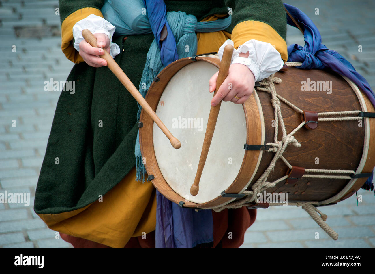 Rullo di tamburi alla dodicesima notte midwinter celebrazioni a Bankside,  London Regno Unito Foto stock - Alamy