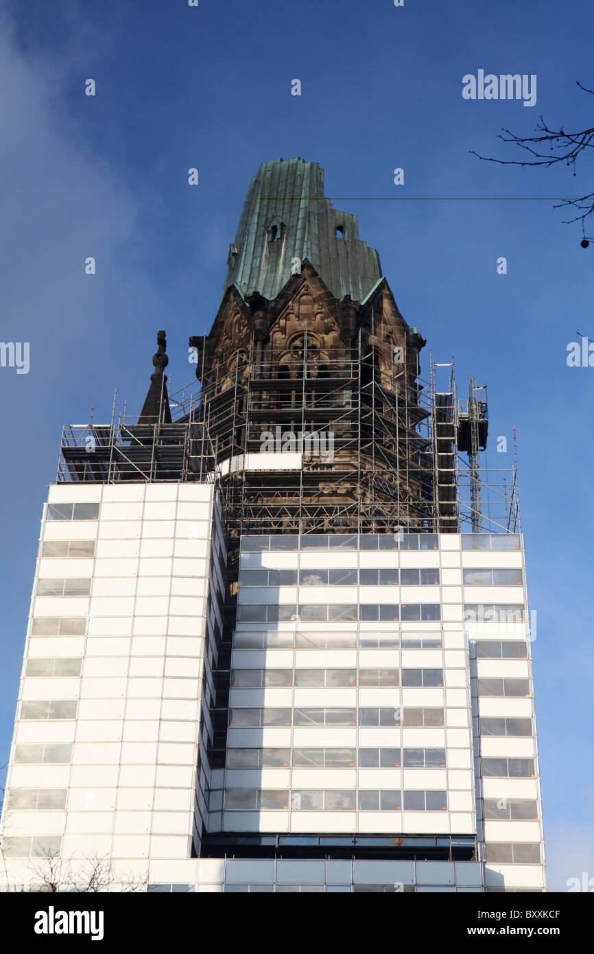 I lavori di ristrutturazione che si svolge su la chiesa memoriale del Kaiser Wilhelm originariamente distrutta nel WW2 a Berlino, Germania. Foto Stock