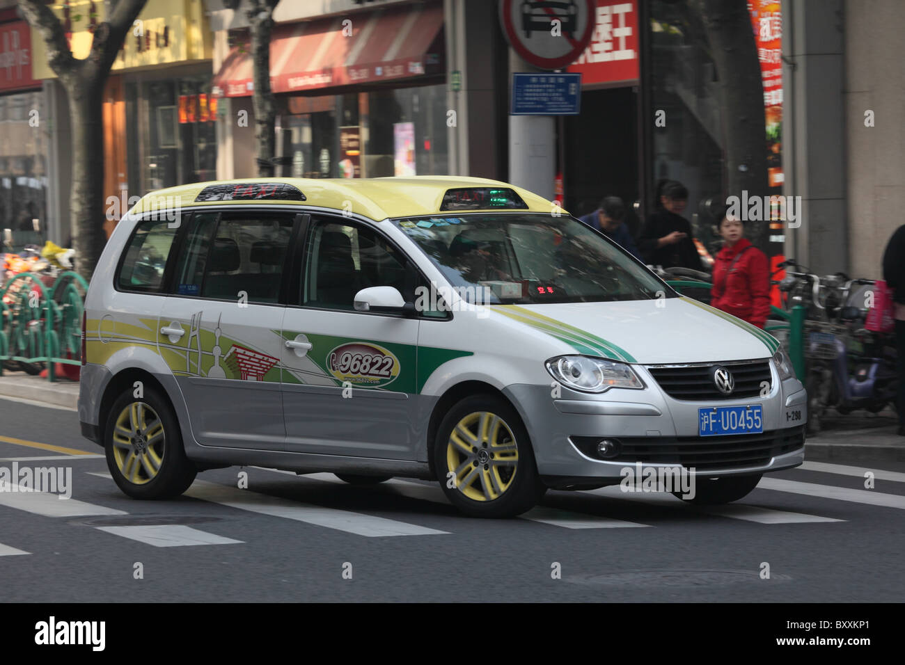 Volkswagen Touran Taxi in Cina a Shanghai. Foto Stock