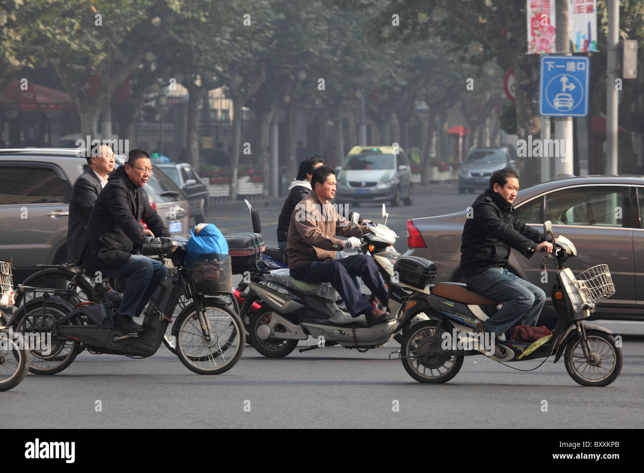 Il traffico in Shanghai, un sacco di persone stanno usando gli scooter elettrici. Foto prese al ventesimo giorno di novembre 2010 Foto Stock