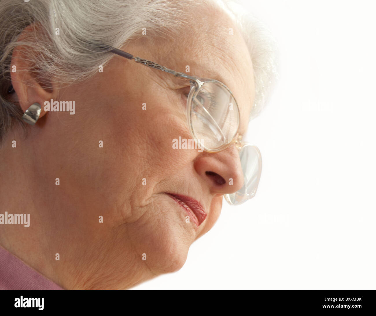 Senior donna che indossa occhiali Foto Stock