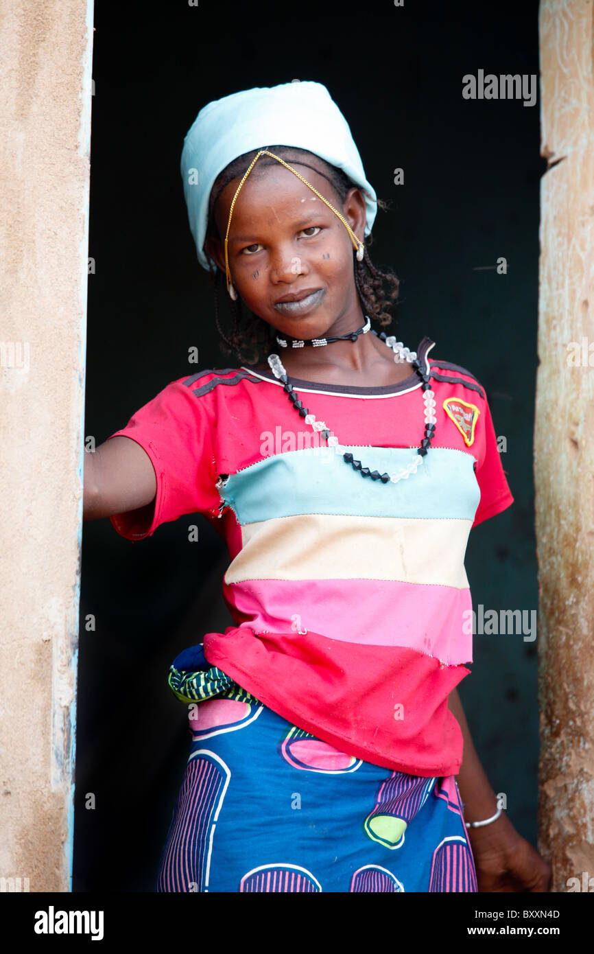 Una giovane donna Fulani pause di infisso nella città di Djibo nel nord del Burkina Faso. Foto Stock