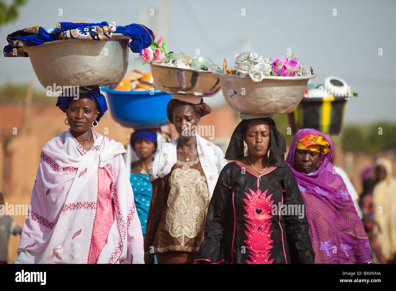 Nel nord del Burkina Faso, Fulani wedding ha avuto luogo. Amici/parenti della sposa portano doni & posessions per la sua nuova casa Foto Stock