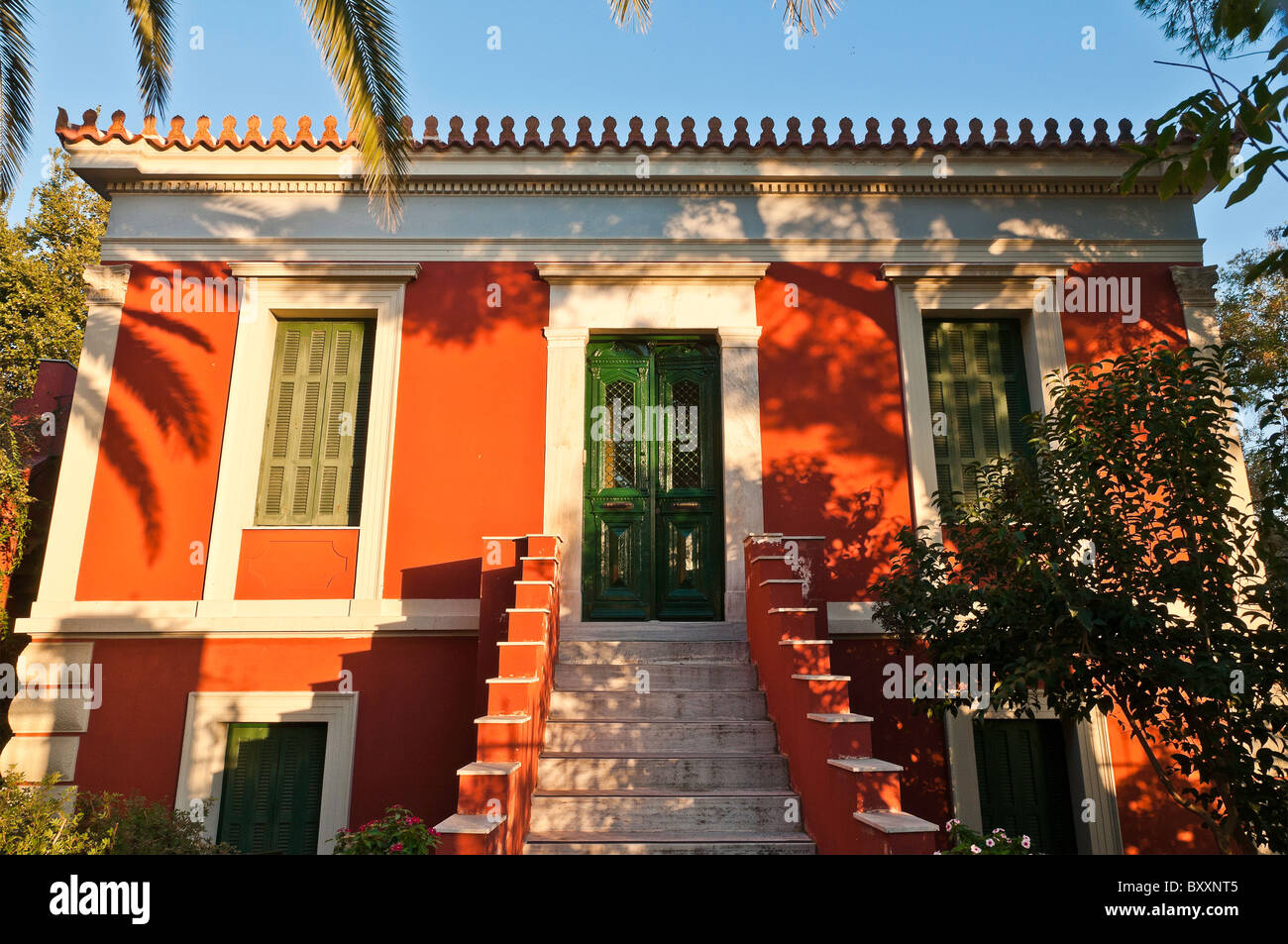 Xix secolo neo classica house nel quartiere di Anafiotika, direttamente sotto l'Acropoli, di Plaka, il centro di Atene, Grecia. Foto Stock