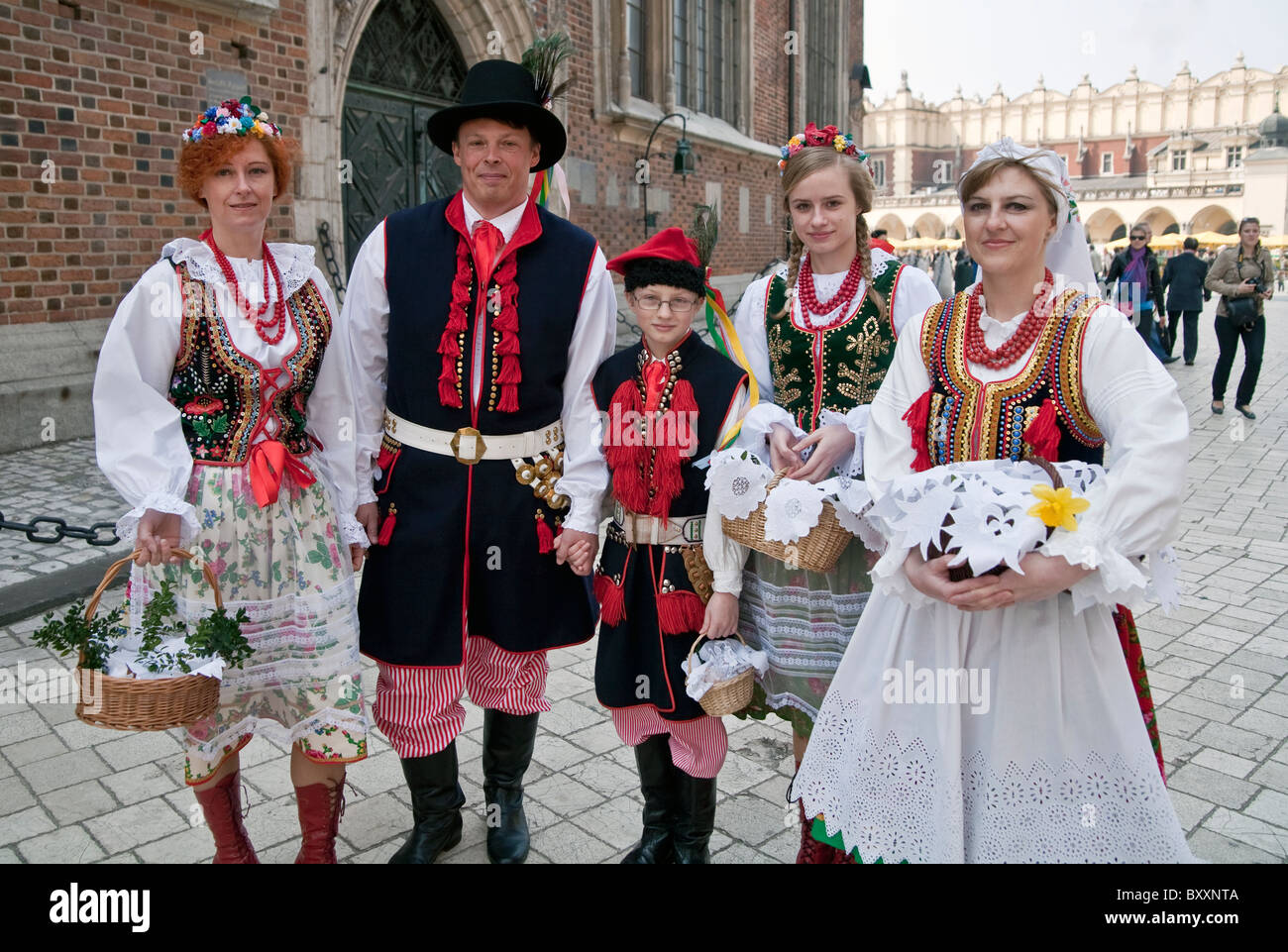 La famiglia in Cracovia costumi regionali, celebrazione di Pasqua di cibo, la Piazza del Mercato di Cracovia, in Polonia Foto Stock