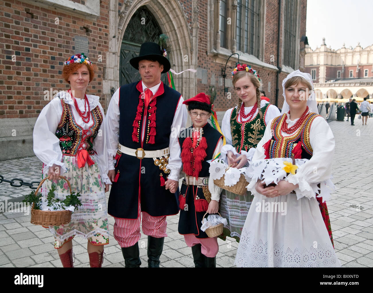 La famiglia in Cracovia costumi regionali, celebrazione di Pasqua di cibo, la Piazza del Mercato di Cracovia, in Polonia Foto Stock