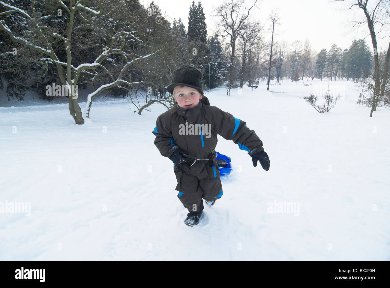 Bambini I ragazzi a piedi nella neve inverno Foto Stock