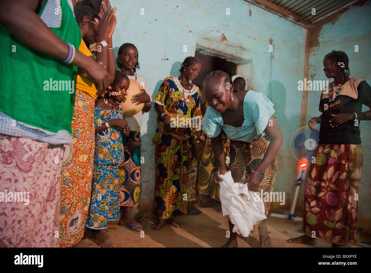 In un Fulani matrimonio nella città di Djibo nel nord del Burkina Faso, le donne e i bambini ballare, cantare e applaudire la notte fuori. Foto Stock