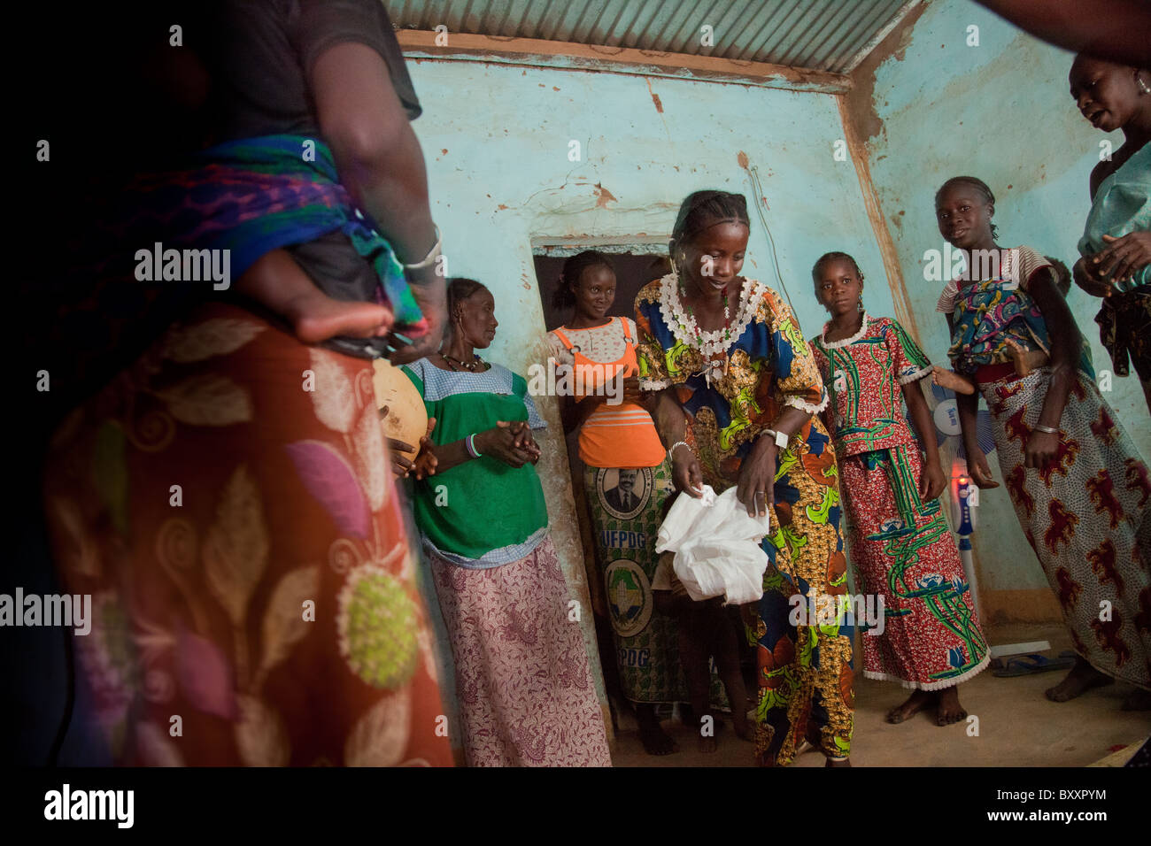 In un Fulani matrimonio nella città di Djibo nel nord del Burkina Faso, le donne e i bambini ballare, cantare e applaudire la notte fuori. Foto Stock