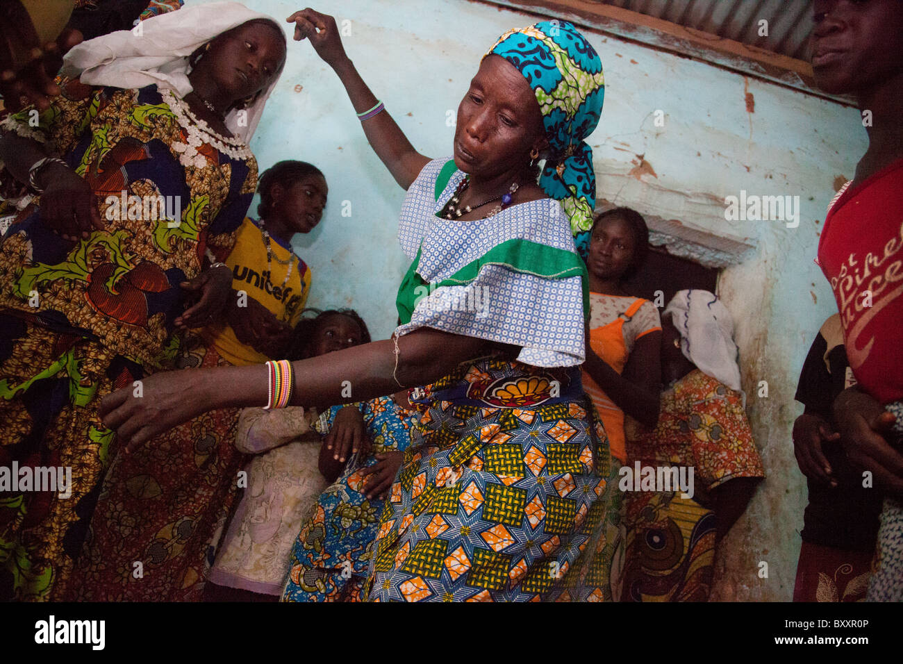 In un Fulani matrimonio nella città di Djibo nel nord del Burkina Faso, le donne e i bambini ballare, cantare e applaudire la notte fuori. Foto Stock