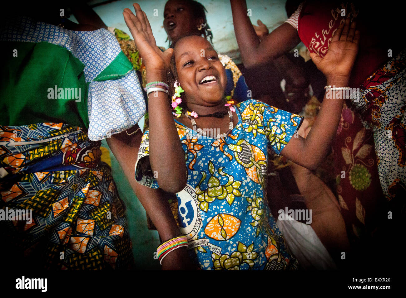 In un Fulani matrimonio nella città di Djibo nel nord del Burkina Faso, le donne e i bambini ballare, cantare e applaudire la notte fuori. Foto Stock