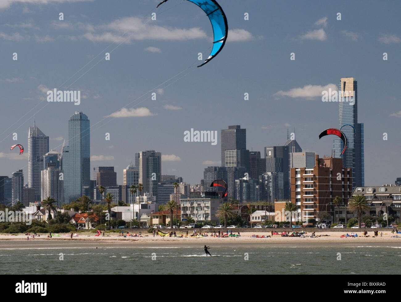 Il kite surf / vela / imbarco a St Kilda sulla Port Phillip Bay, Melbourne Foto Stock