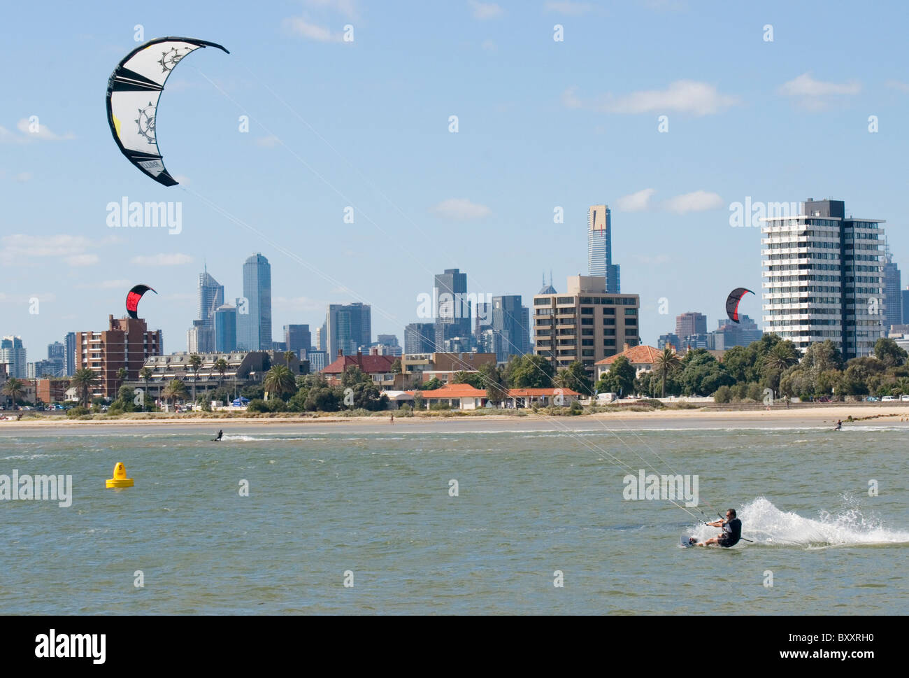 Il kite surf / vela / imbarco a St Kilda sulla Port Phillip Bay, Melbourne Foto Stock
