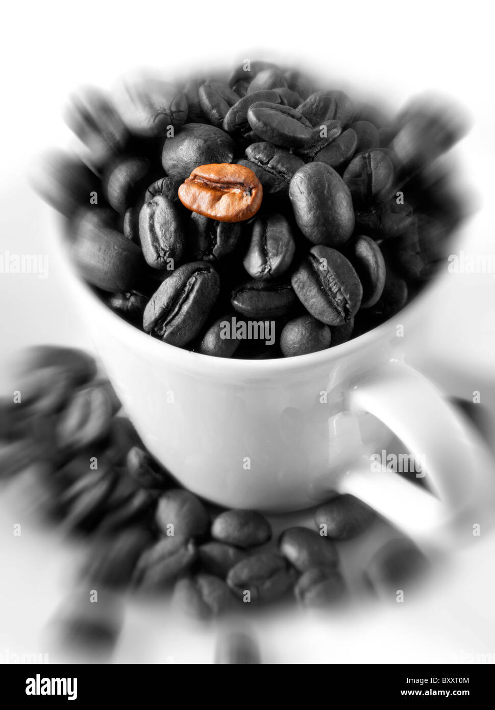 Singoli i chicchi di caffè in una tazza di caffè. Stock Photo. Foto Stock