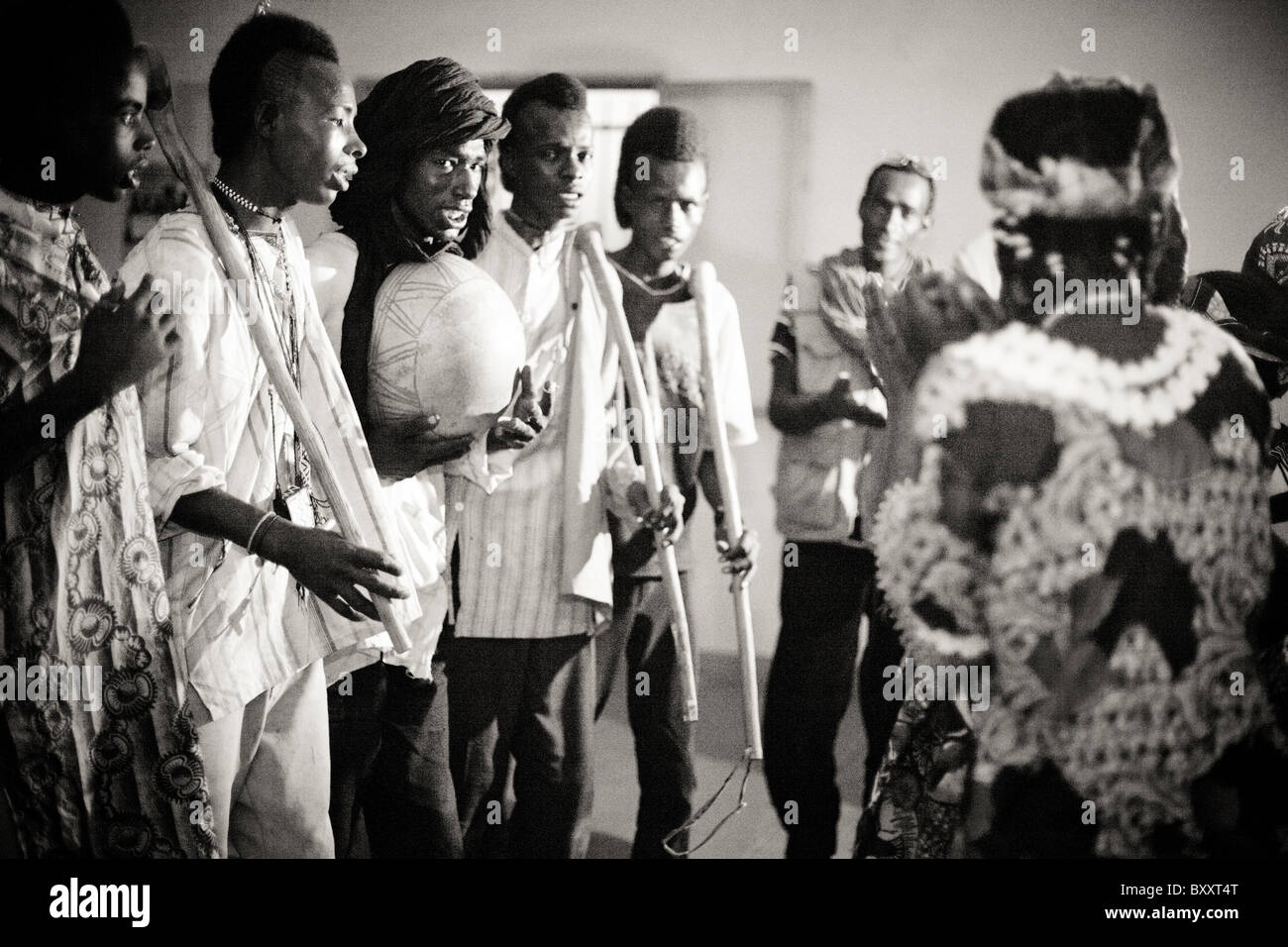 Nella città di Djibo nel nord del Burkina Faso, giovani 'doohoobe" (persone che cantano 'Doohaali') dance in modo tradizionale. Foto Stock