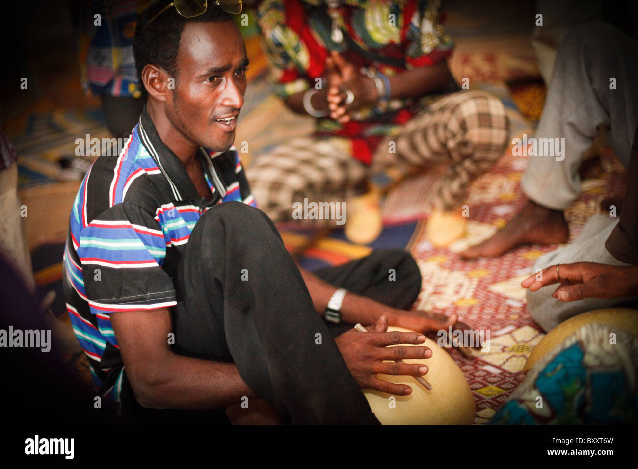 Un gruppo di Fulani uomini provenienti da un piccolo villaggio nel nord del Burkina Faso giocare calabashes. Foto Stock