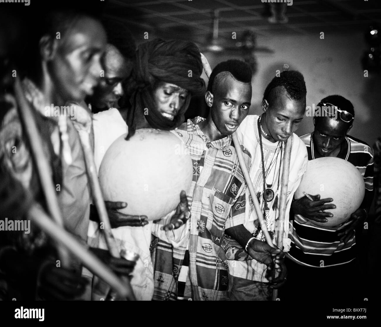 Nella città di Djibo nel nord del Burkina Faso, Fulani 'doohoobe" (persone che cantano 'Doohaali') dance in modo tradizionale. Foto Stock