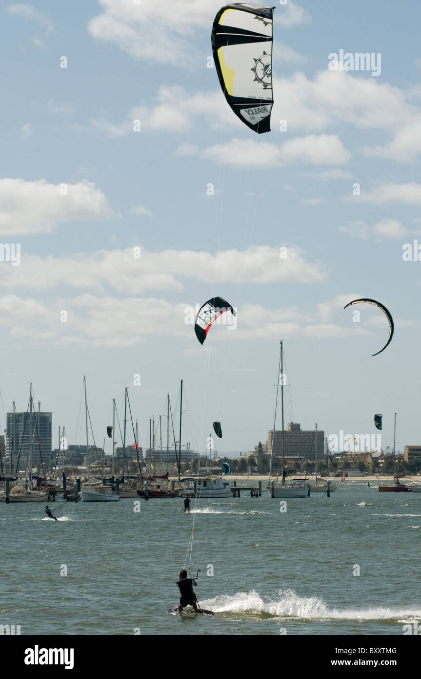 Il kite surf / vela / imbarco a St Kilda sulla Port Phillip Bay, Melbourne Foto Stock