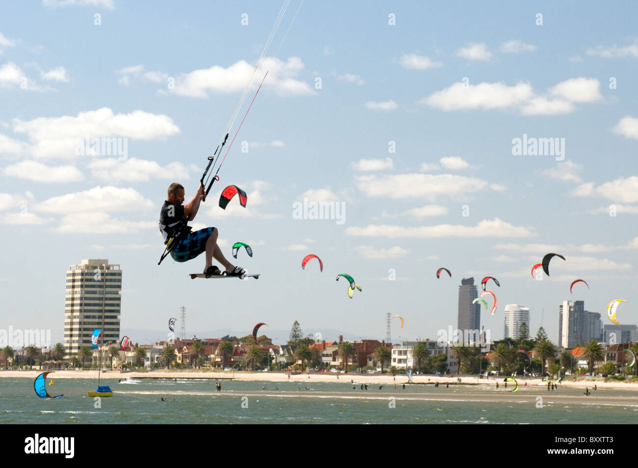 Il kite surf / vela / imbarco a St Kilda sulla Port Phillip Bay, Melbourne Foto Stock