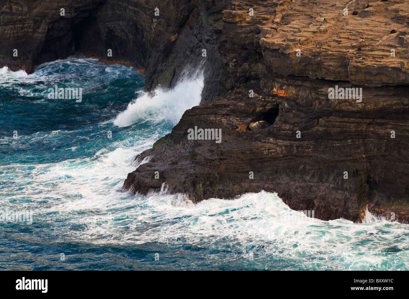 Rocce frastagliate coste oceaniche in Kauai Hawaii Foto Stock