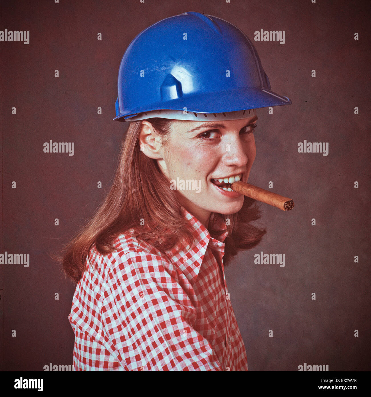 Donna, femmina,lavoratore edile, sicurezza elmetto, sigaro Foto Stock