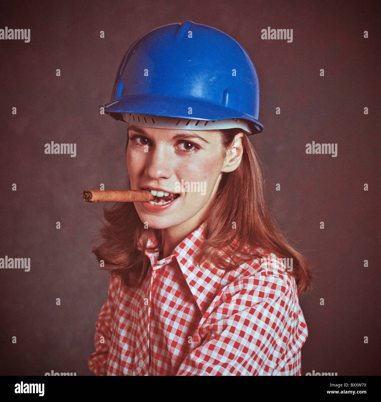 Donna, femmina,lavoratore edile, sicurezza elmetto, sigaro Foto Stock