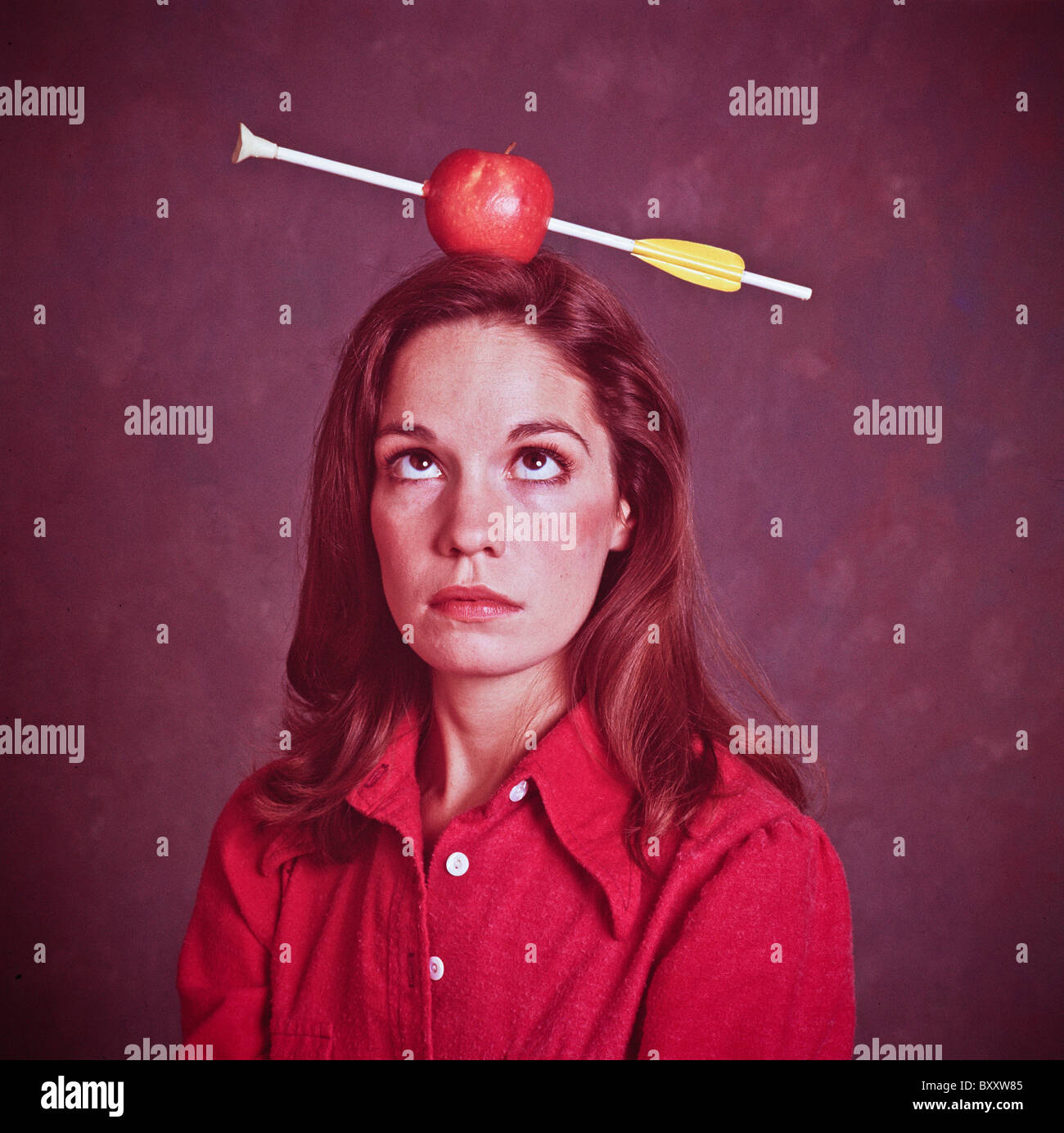 Donna, femmina, rosso camicetta. coppa di gomma a punta di freccia shot tramite Apple. Foto Stock