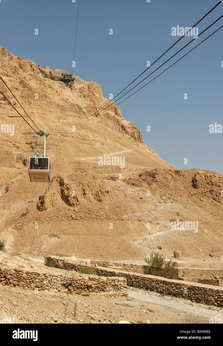Tourist prendere la funivia fino al pianoro di Masasda, Israele, una montagna di fortezza costruita vicino al Mar Morto da re il suo Foto Stock