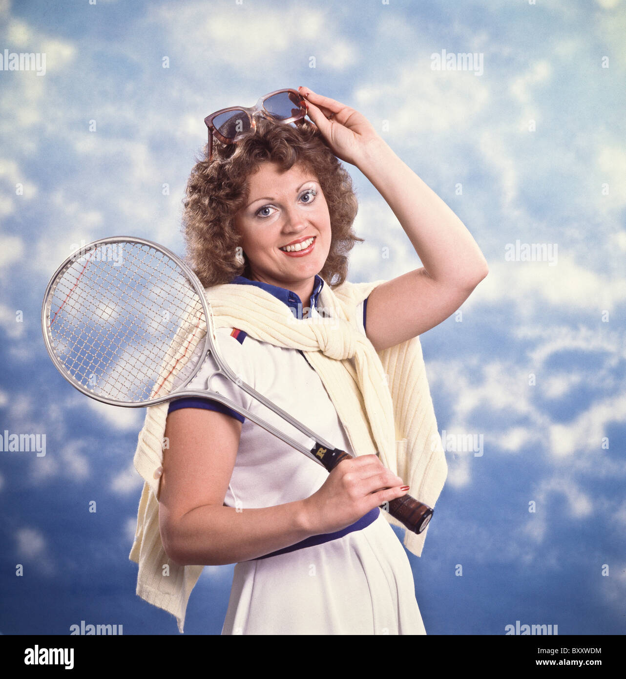 Caucasica donna femmina ragazza sul campo da tennis Foto Stock