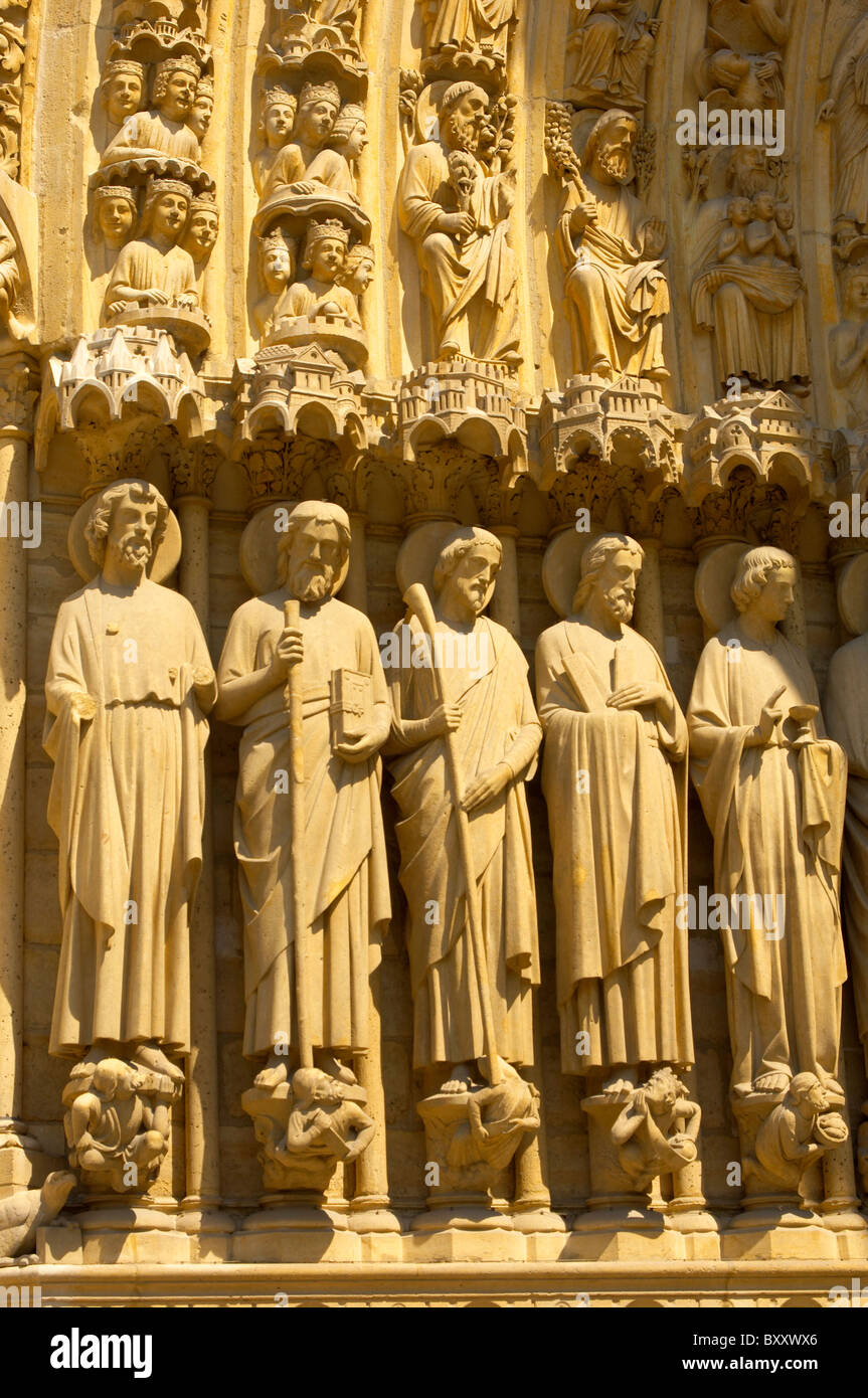 Primo piano delle statue gotiche sulla facciata di Cattedrale di Notre Dame Parigi Foto Stock