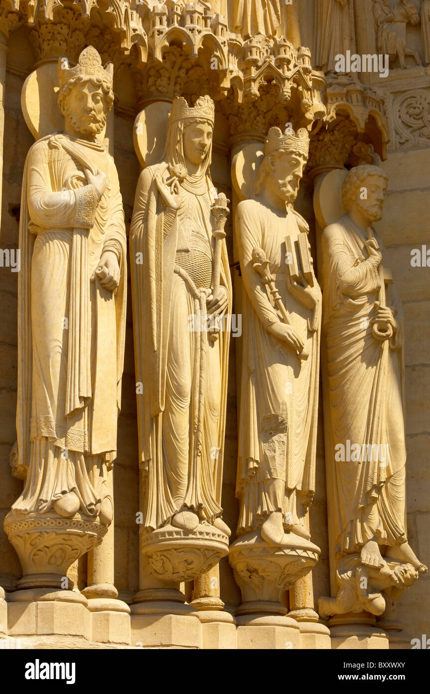 Primo piano delle statue gotiche sulla facciata di Cattedrale di Notre Dame Parigi Foto Stock