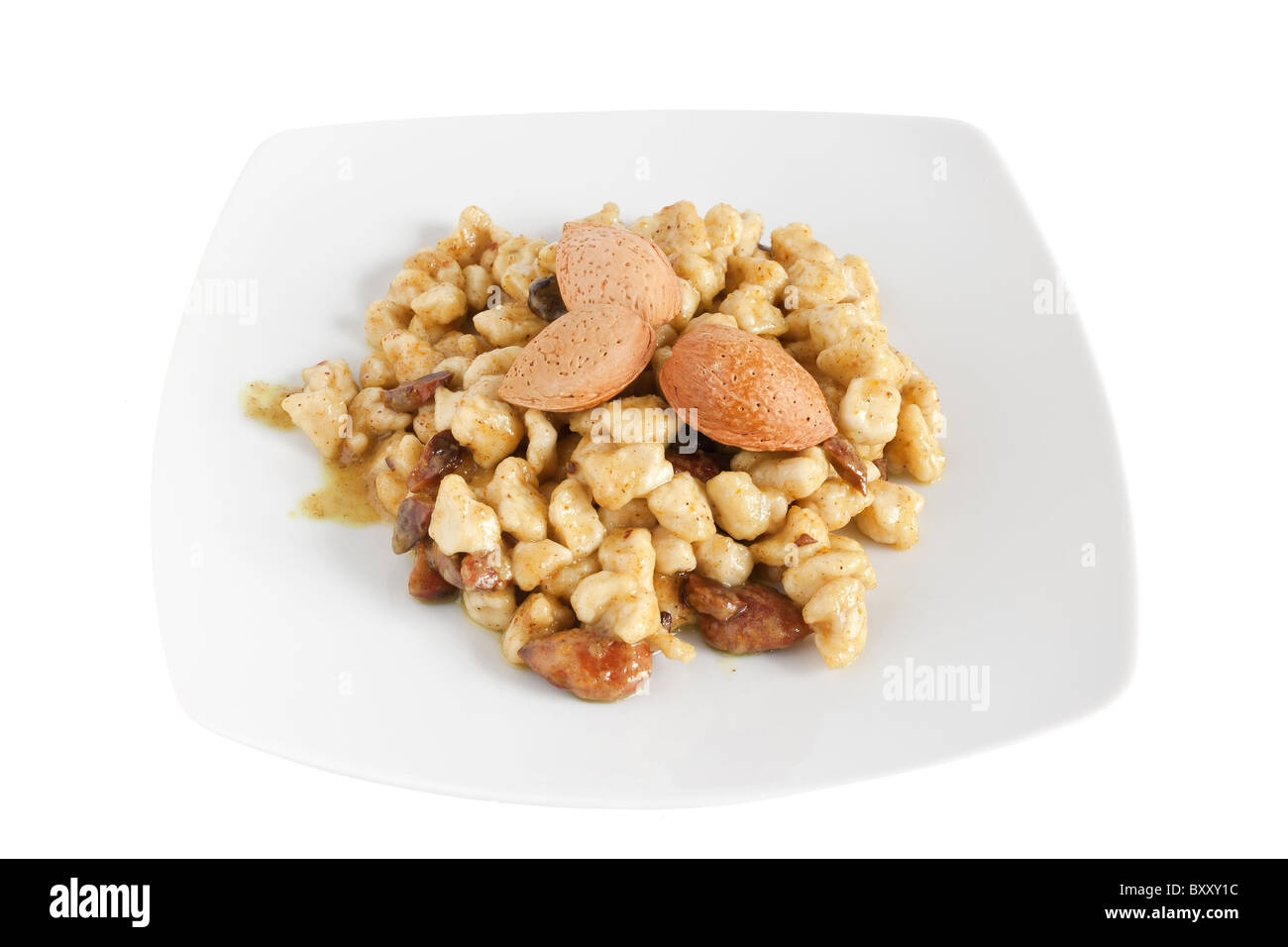 Pollo con mandorle e salsa al curry isolato su bianco con tracciato di ritaglio Foto Stock