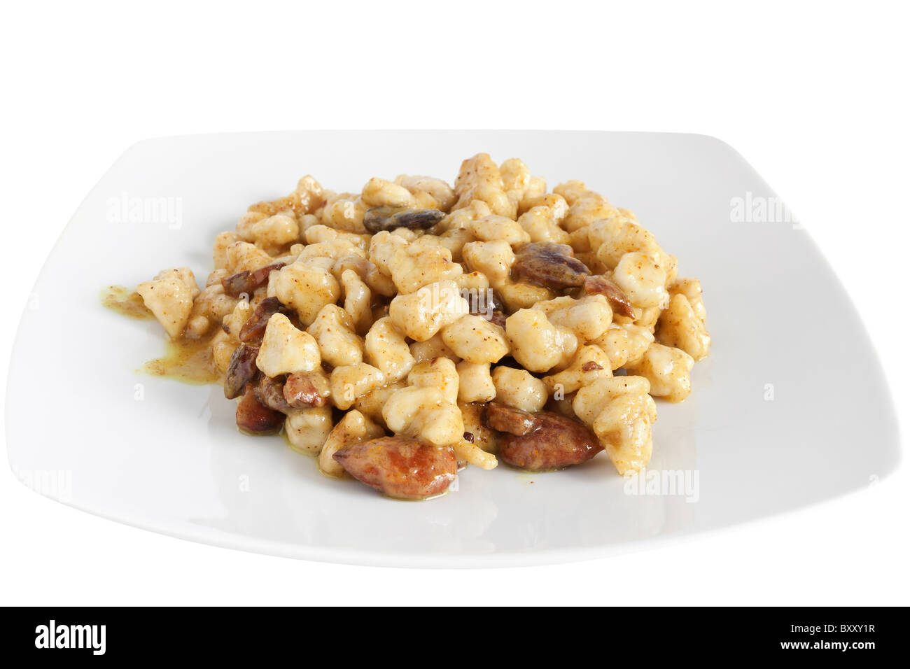 Pollo con mandorle e salsa al curry isolato su bianco con tracciato di ritaglio Foto Stock