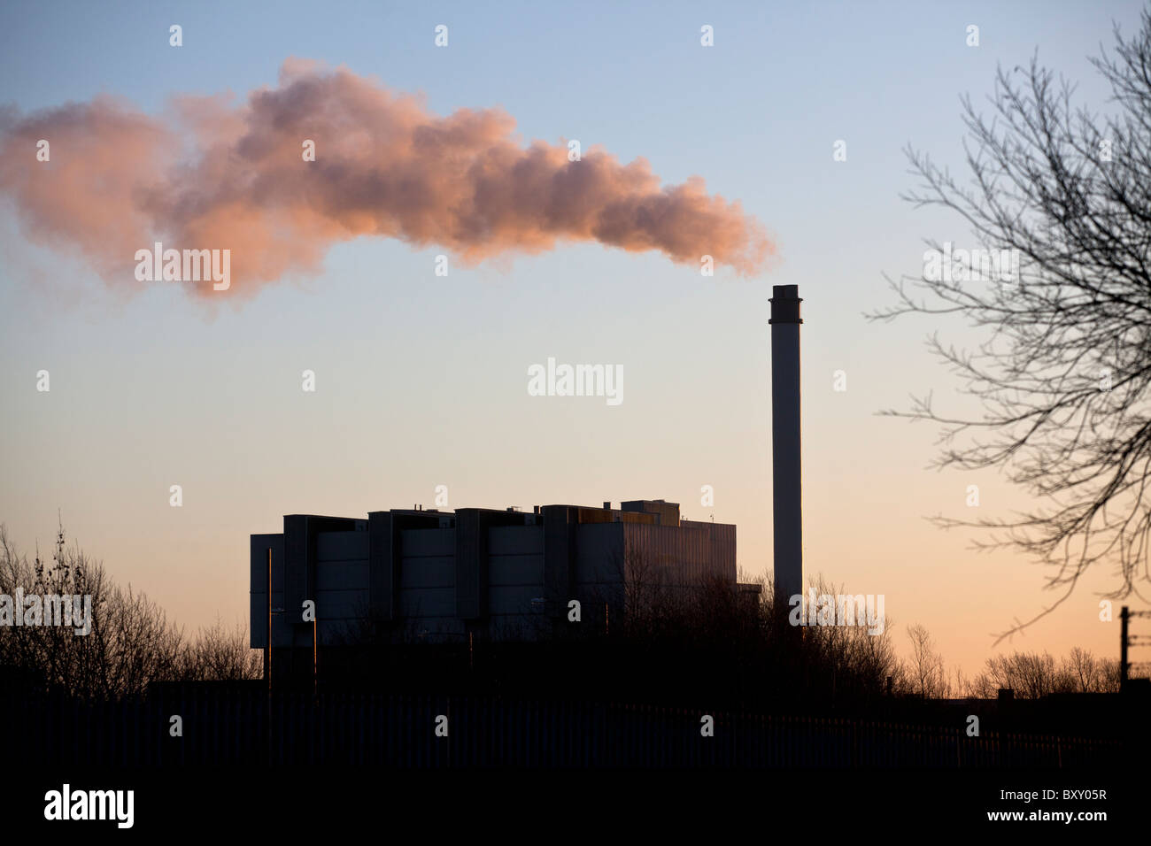 Una carta impianto di riciclaggio belches vapore dal camino, Birmingham, Regno Unito. Foto Stock