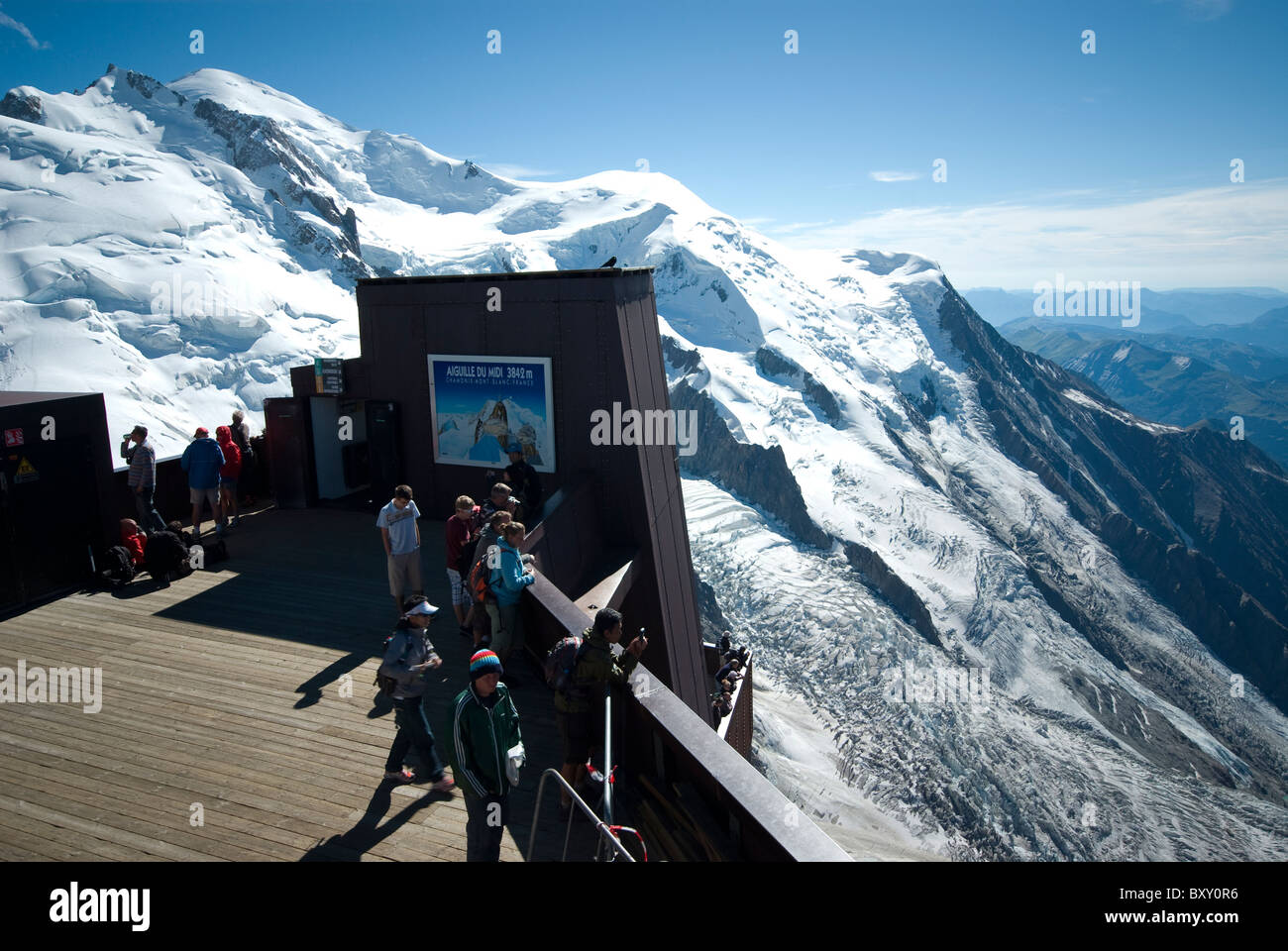 Aiguille du Midi piattaforma di visualizzazione a 3842 m con Mont Maudit e Mont Blanc in distanza. Vicino a Chamonix, sulle alpi francesi. Foto Stock