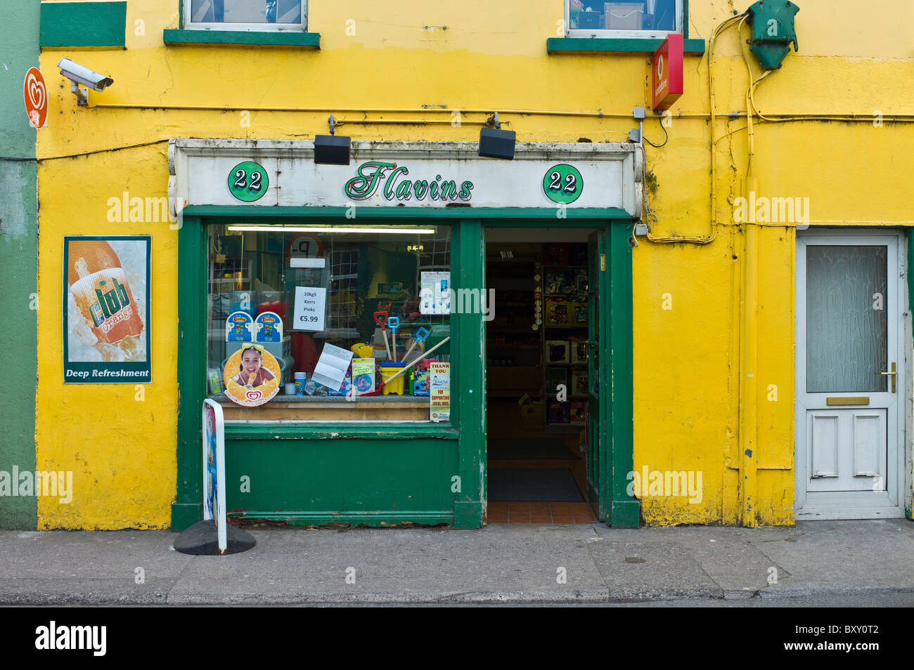 General store in irlandese verde e oro colore nella popolare cittadina turistica di Youghal, County Cork, Irlanda Foto Stock